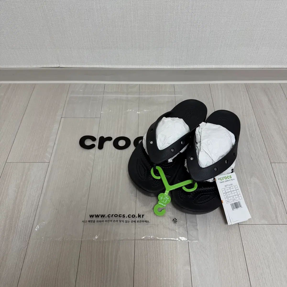 クロックス クラシック プラットフォーム フリップ ビーチサンダル