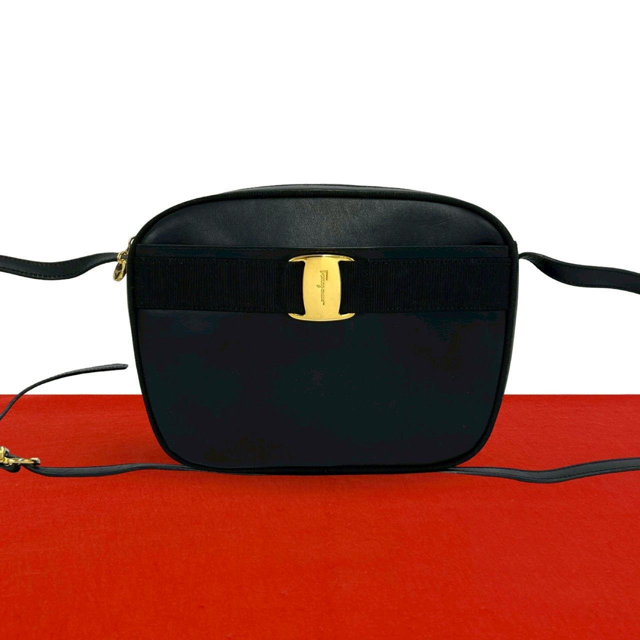 極 美品 Salvatore Ferragamo サルヴァトーレフェラガモ ヴァラリボン 金具 レザー 本革 ショルダーバッグ ポシェット ブラック 33937