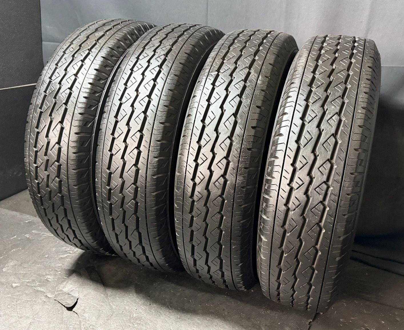 2023年製 約7.9～8.5mm ブリヂストン　BRIDGESTONE V600 195/80R15 107/105L LT 4本 h_2180