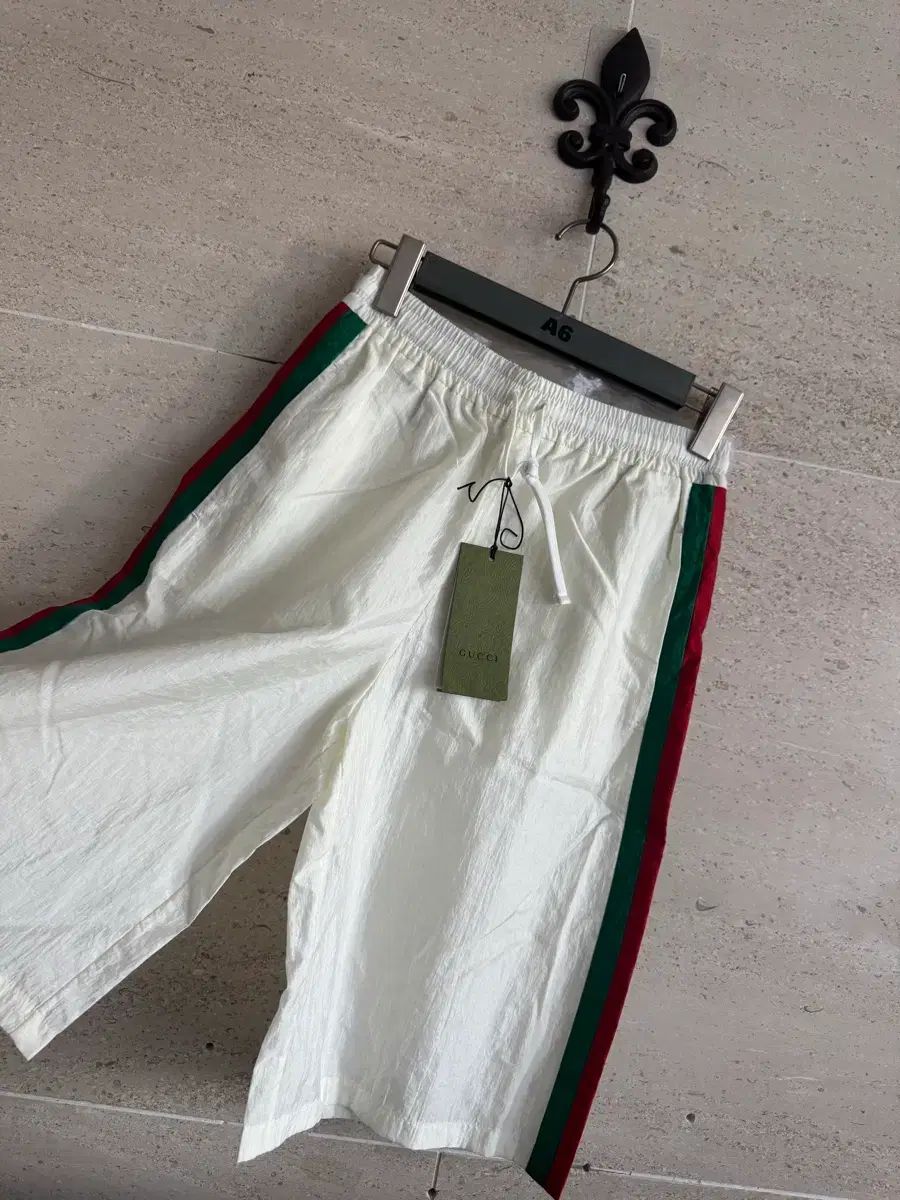 グッチ 3本線 ジャージ パンツ 白