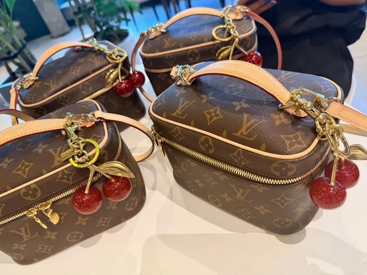新品) コーチ グリッター さくらんぼ キーホルダー
