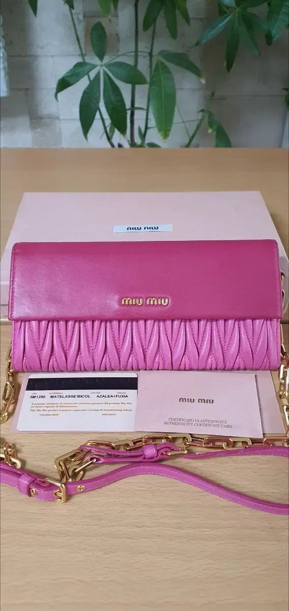 ミュウミュウ マトラッセ クロスバック/長財布 ほぼ新品 正規品 (保証書O)