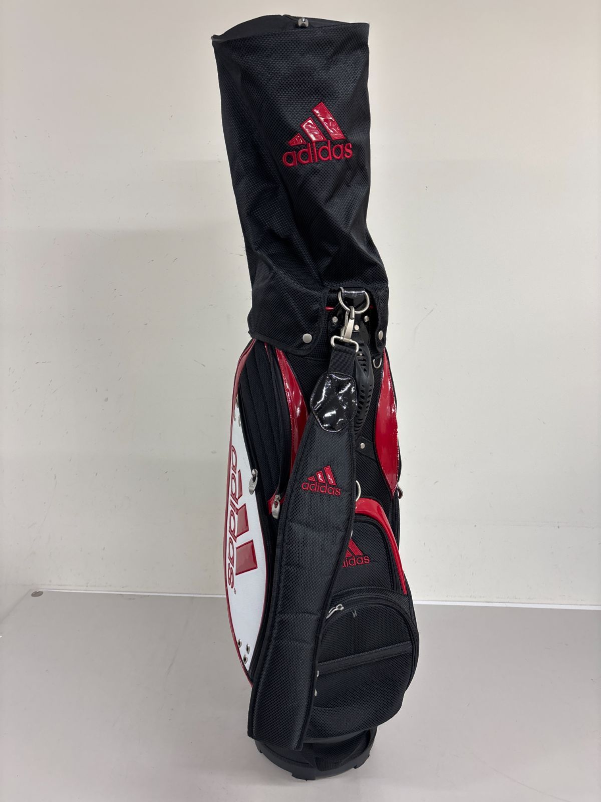 アディダス　adidas ゴルフバッグ・キャディバッグ　5分割　フードカバー付き 送料無料 adidas アディダス ゴルフ キャディバッグ 5分割 フード付 黒