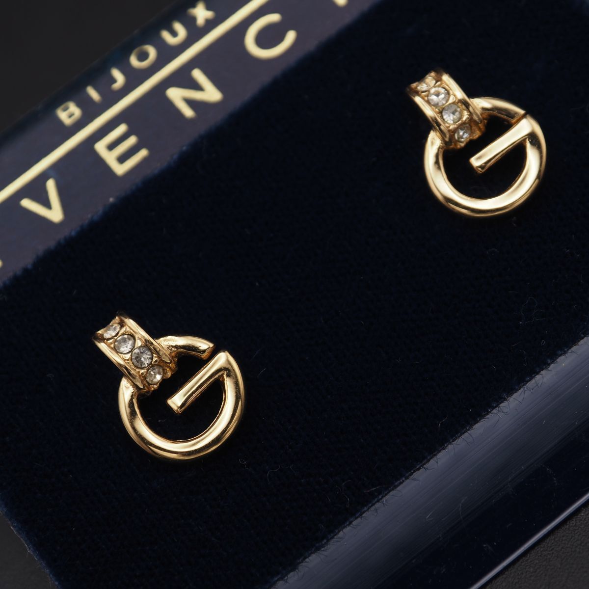 W719 ジバンシイ GIVENCHY ピアス ロゴ ラインストーン ゴールドカラー デザイン