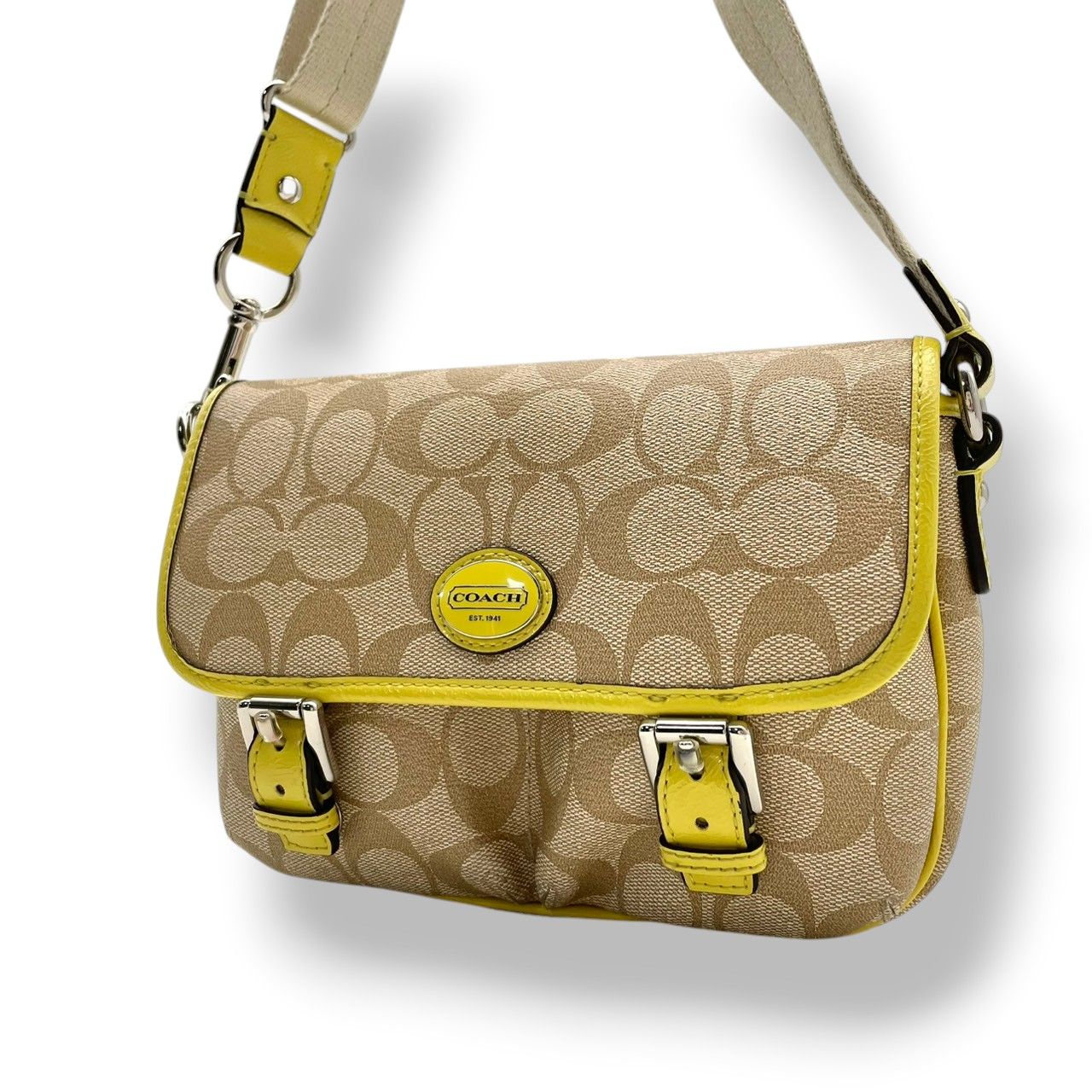 美品 COACH コーチ ショルダーバッグ ベージュ イエロー シグネチャー 総柄 フラップ クロスボディ 斜め掛け 肩掛け レザー ロゴプレート シルバー金具 コンパクト 小さめ ミニバッグ お出かけ デイリー 上品 人気 レディース S68