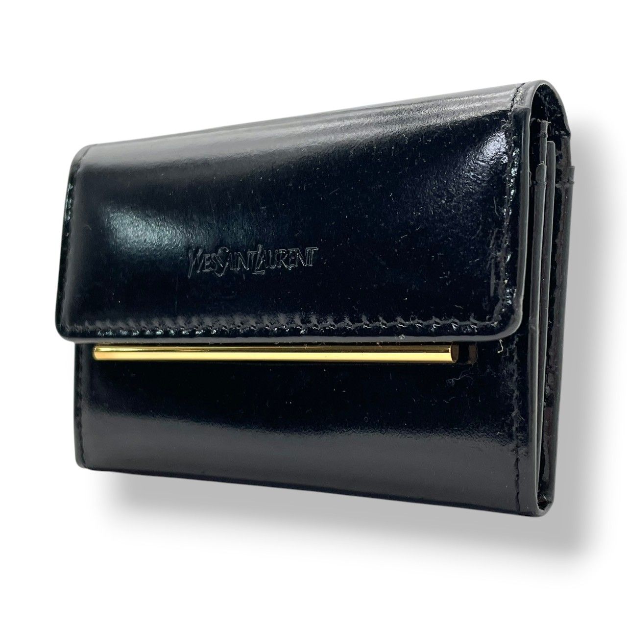 サンローラン SAINT LAURENT 小銭入れ レザー 本革 ブラック エナメル パテントレザー ゴールド金具 ロゴ型押し フラップ スナップ開閉 コンパクト コインケース 小物 レディース メンズ ユニセックス 上品 クラシック 日常使い M3