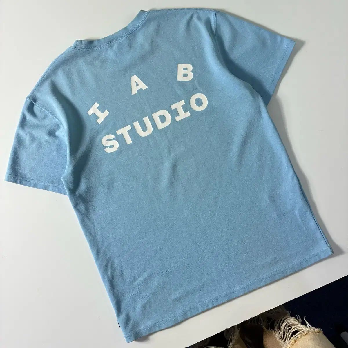 IAB Studio アイエプスタジオ Spellout ライトブルー 半袖Tシャツ