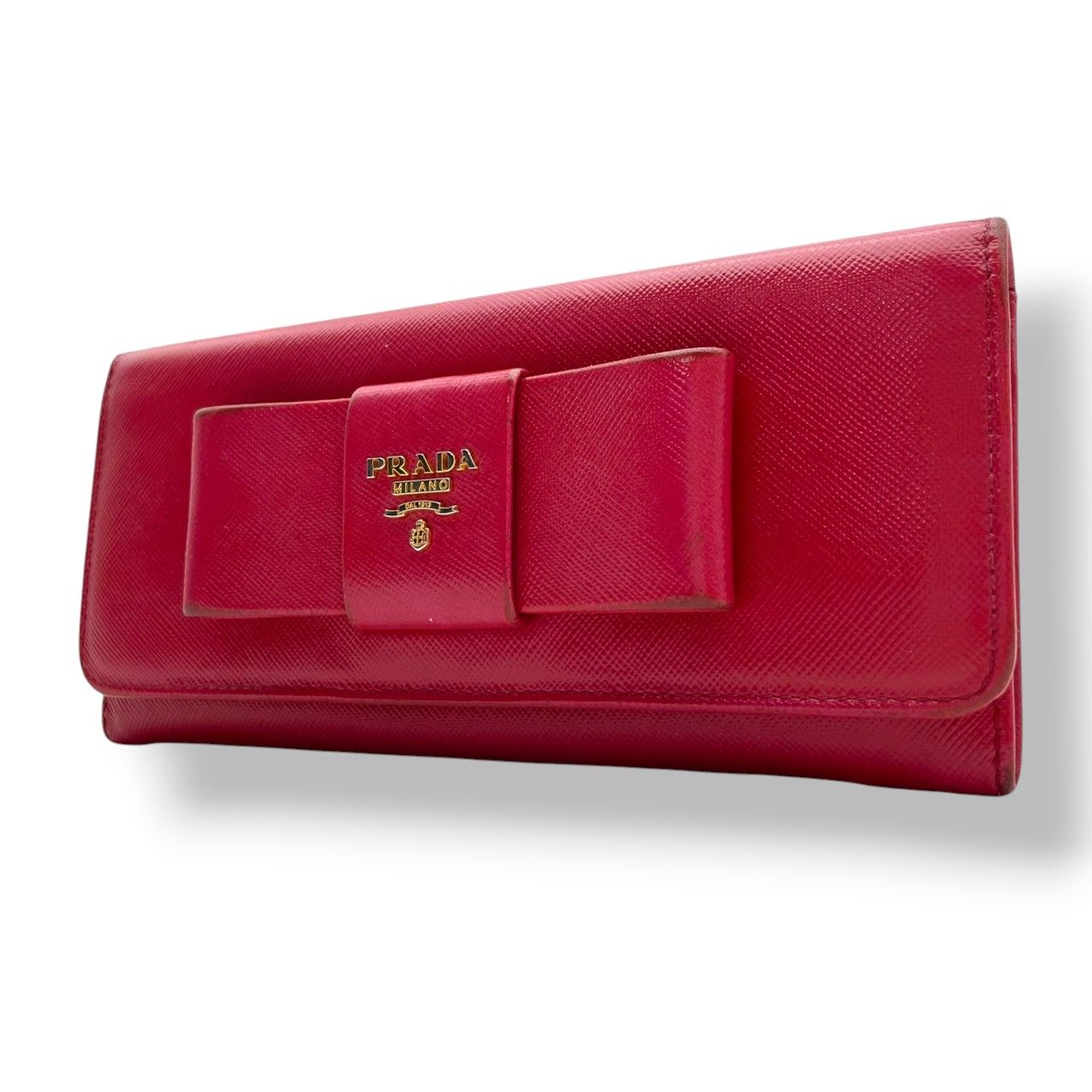 プラダ PRADA サフィアーノ フィオッコ 長財布 レザー 本革 ピンク リボン 1M1132 フラップ 二つ折り ロングウォレット ゴールド金具 ロゴ金具 札入れ 小銭入れ カード収納 レディース 上品 クラシック 日常使い 収納力 M3