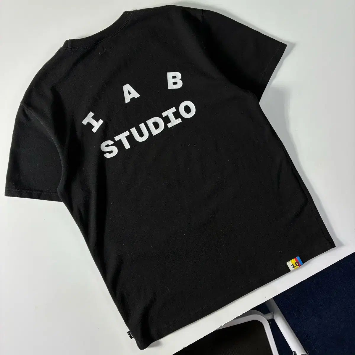 IAB Studio アイエプスタジオ Spellout ブラック 半袖Tシャツ