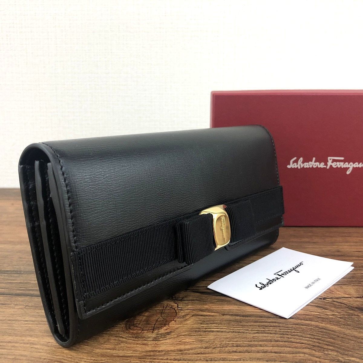 480 送料込み！ 極美品 Salvatore Ferragamo 長財布 22E008 ブラック ヴァラ 箱付き