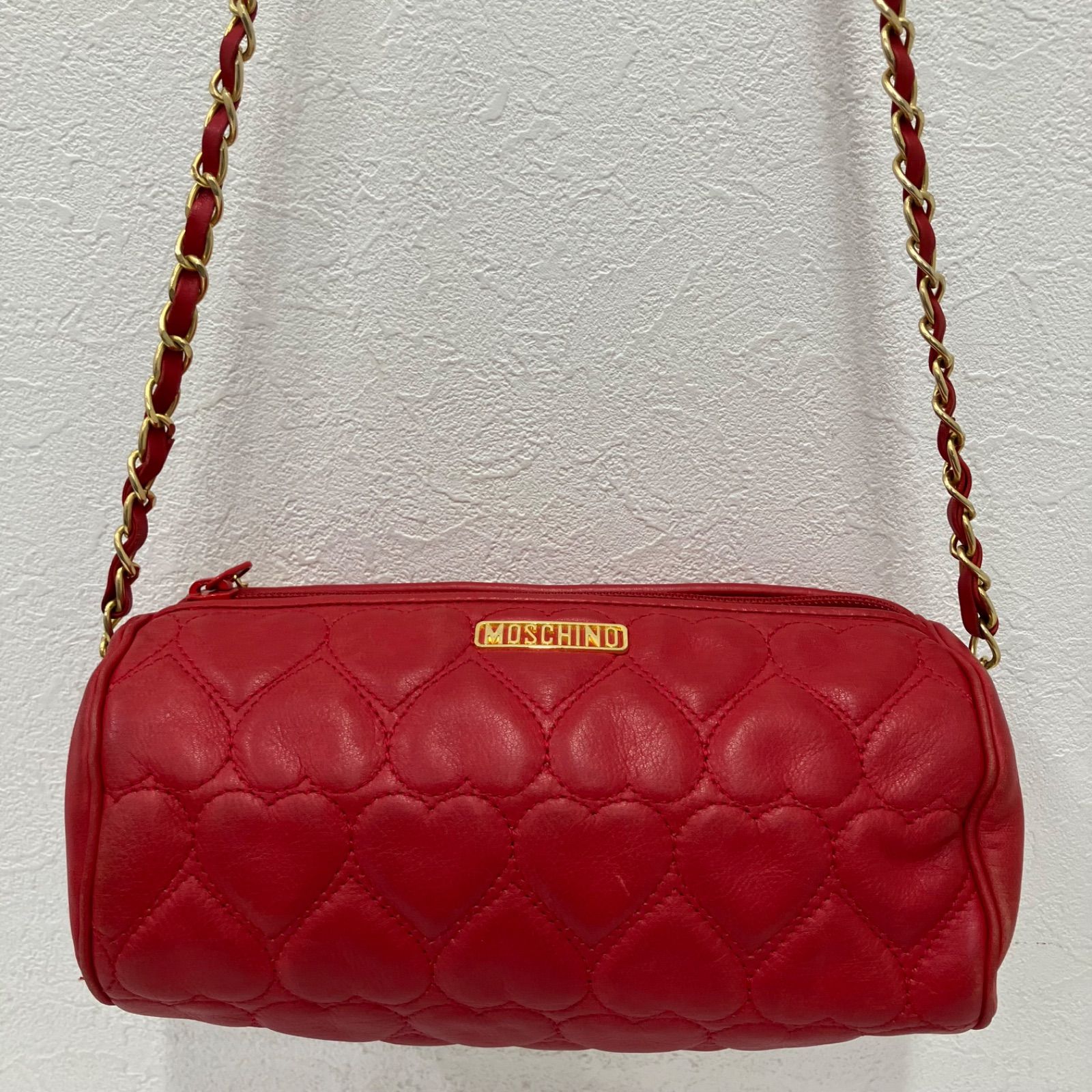 2657　MOSCHINO　モスキーノ　ショルダーバッグ　チェーンショルダー　チェーンバッグ　レザー　ハート　キルト　キルティング　レッド　赤　レディース　シンプル　きれいめ　小さめ　ミニ　ドラム型