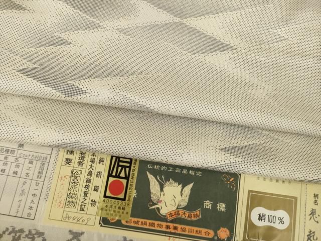 平和屋着物●本場大島紬　白大島紬　桑原織物 二代目　桑原啓之介　白大島　松皮菱文　証紙付き　正絹　逸品　AABI8869ck