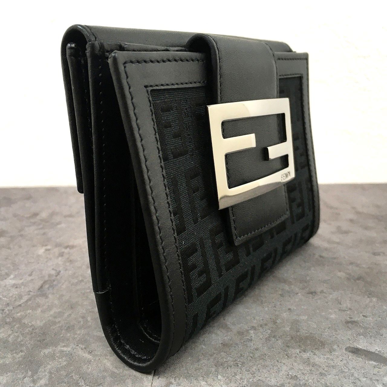 376 送料込み！ 極美品 FENDI Wホック財布 ズッカ柄 箱付き コンパクト 