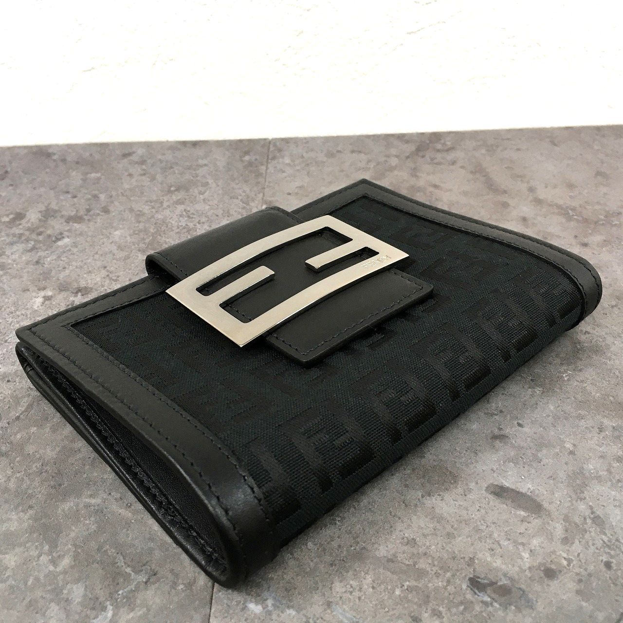 376 送料込み！ 極美品 FENDI Wホック財布 ズッカ柄 箱付き コンパクト 