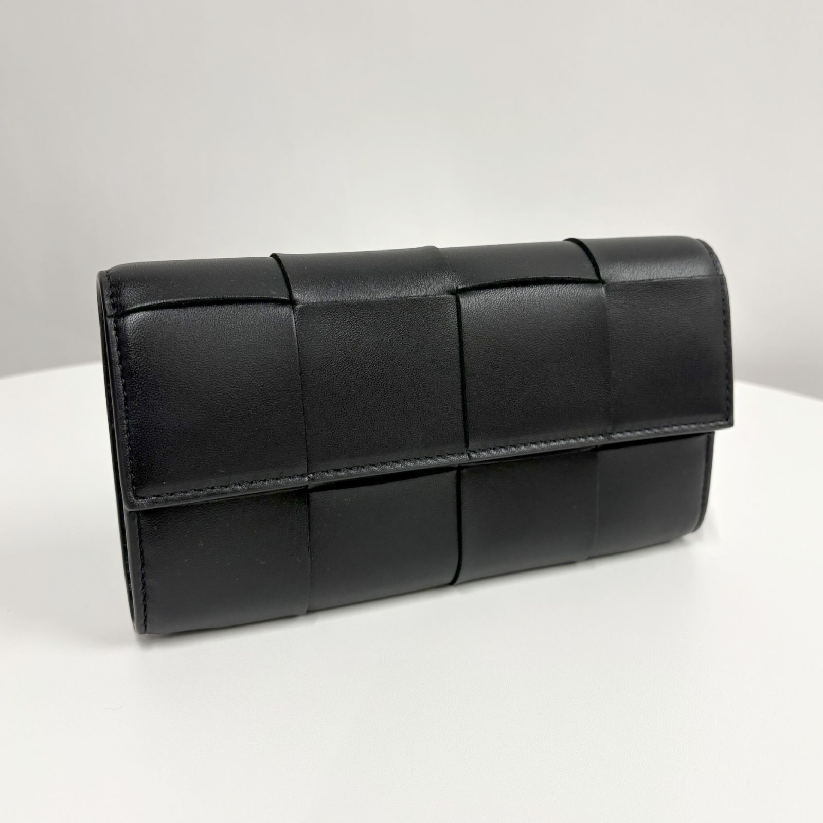 【新品未使用訳アリ】BOTTEGA VENETA カセット ラージ フラップウォレット マキシイントレチャート かぶせ長財布 ブラック ボッテガヴェネタ