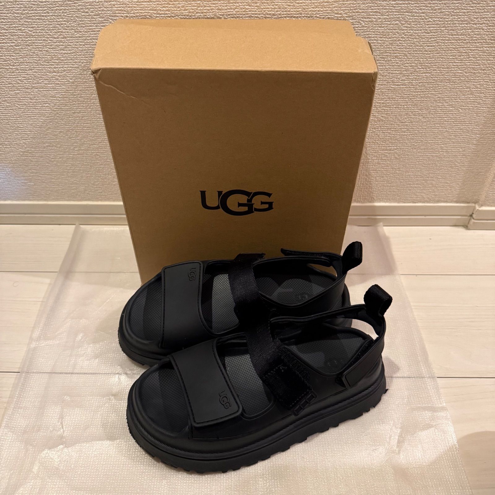 【値下げ可能!】【極美品】UGG GOLDENGLOW BLACK アグ ゴールデングロウ ブラック 黒 サンダル 23cm USW6