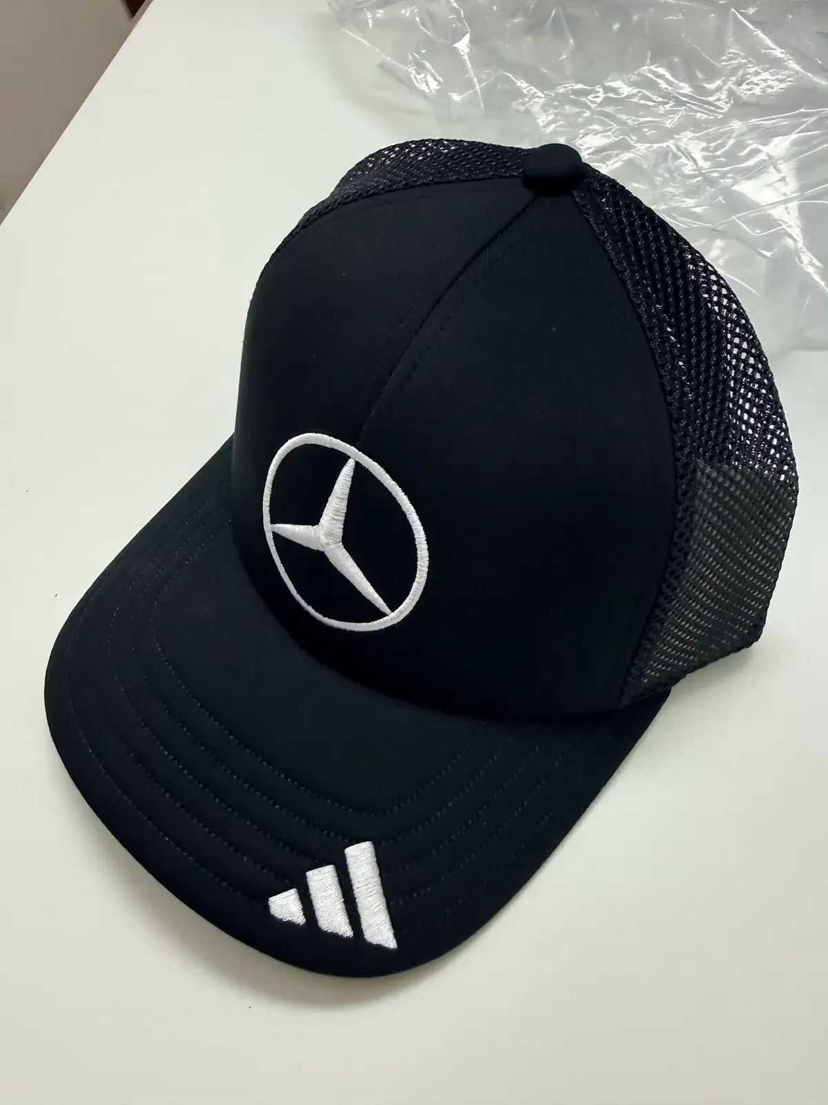 アディダス AMG フォーミュラ ONE 2025 チーム スナップバック スター トラッカー キャップ ブラック ホワイト
