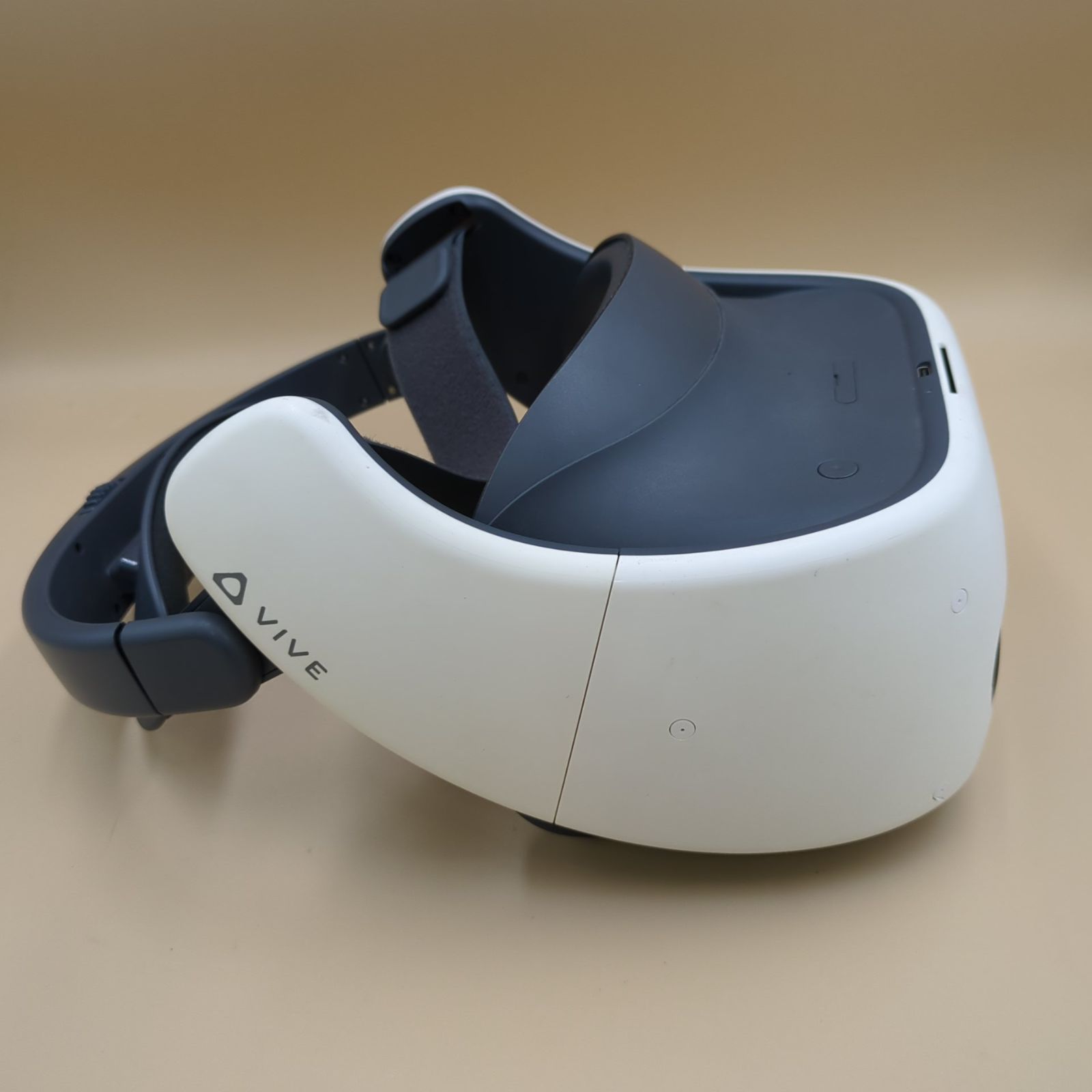 ジャンク品】HTC VIVE Focus Plus VRヘッドセット - メルカリ
