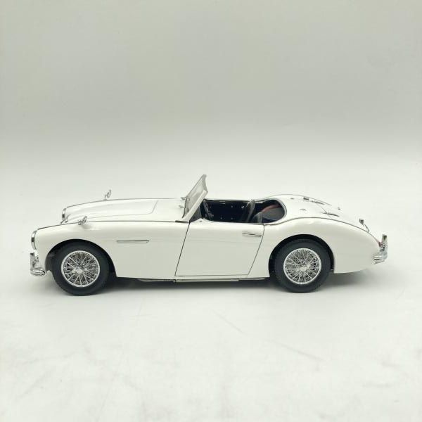 中古】オートアート 1/18 AUSTIN HEALEY 3000 MKII '61(ホワイト