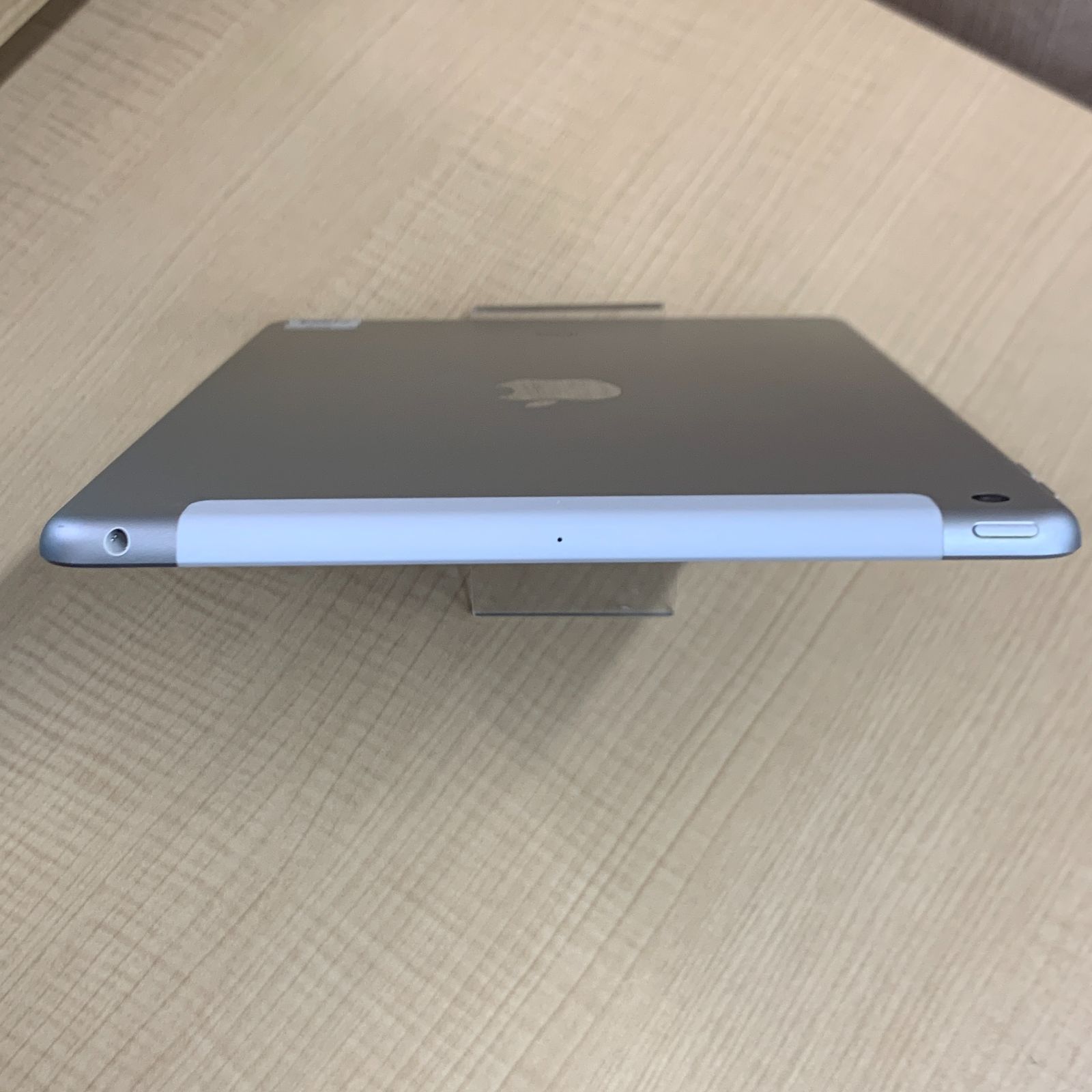 iPad 第6世代 128GB シルバー WiFi+Cellular - メルカリ