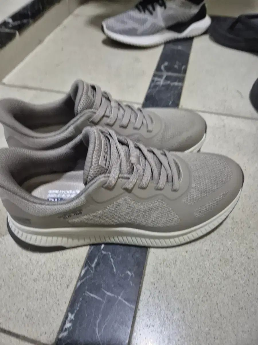 SKECHERS スケッチャーズ 26ss 最新作 Bobs Squad スリップイン スニーカー