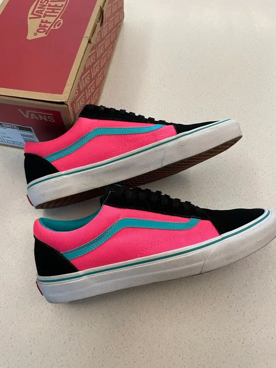 VANS オールドスクール ブライト ネオン ピンク 275 DPR 着用