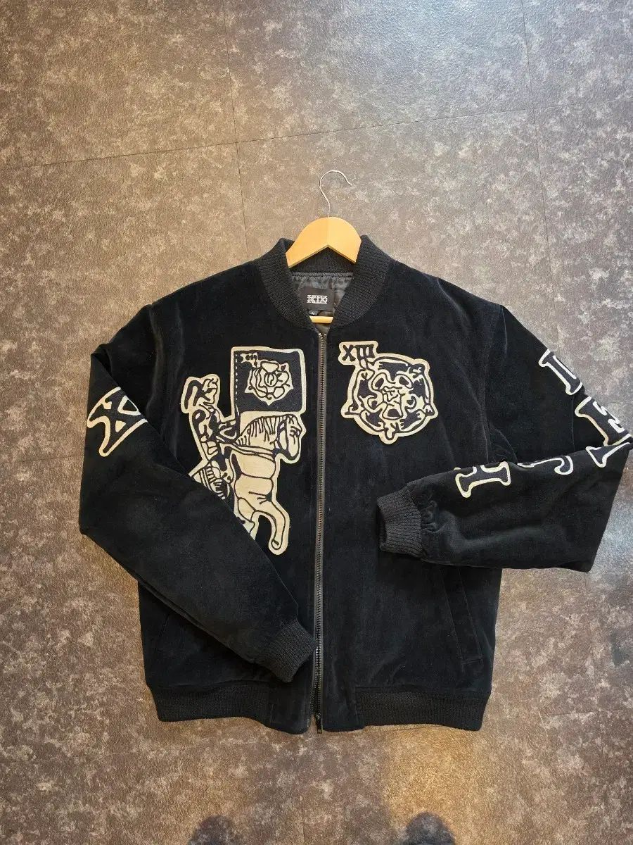 KTZ(Kokon To Zai) ブラック COLOR パッチ スタジャン ジャケット