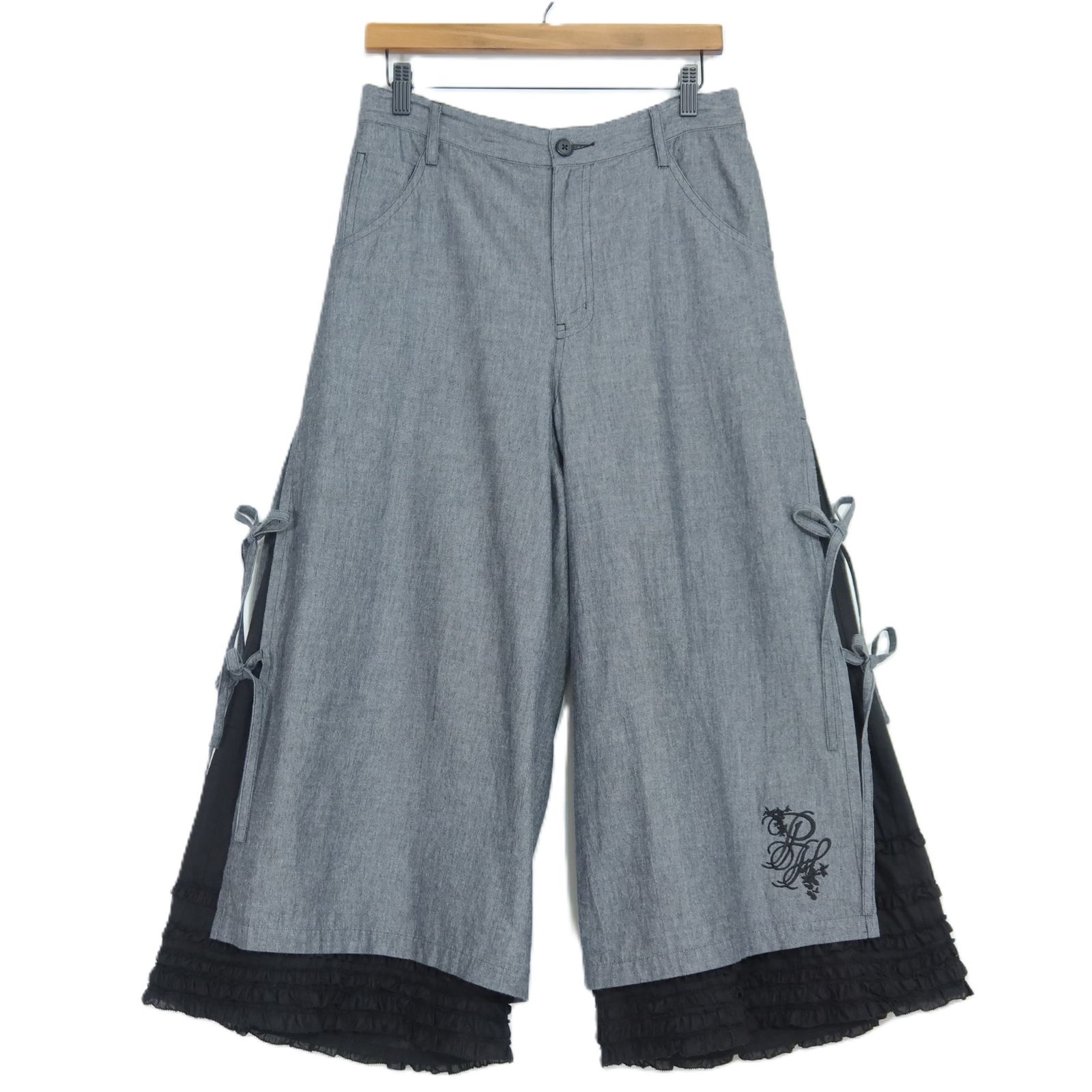 【美品】ピンクハウス★フリル使いダンガリーワイドパンツ 大きいサイズL グレー系 段々ローンフリル&ロゴ刺しゅう 無地 z20276