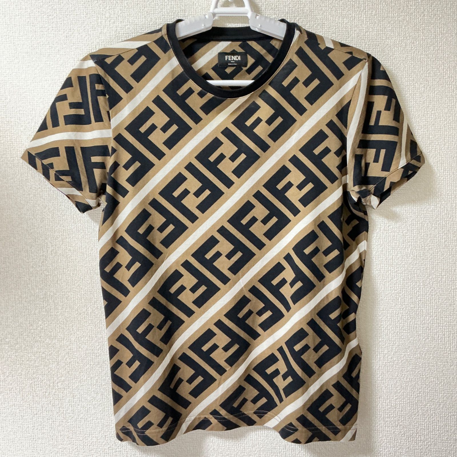 FENDI フェンディ　人気ズッカ柄ロゴプリント 半袖Tシャツ 黒金（E1 ○FENDI フェンディ ズッカ柄 半袖Tシャツ カットソー クルーネック