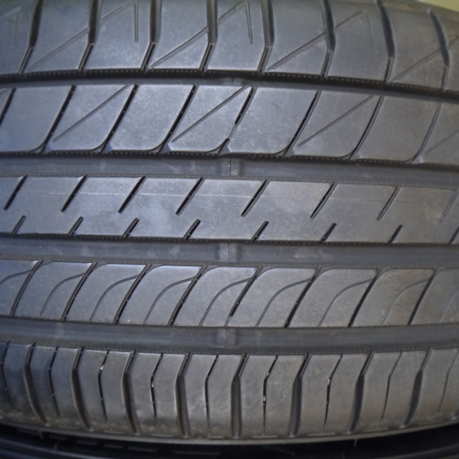 19インチ　PCD100  プリウス 等　バリ溝 バリ溝！9.5分☆プリウス 等 Kashina XV5 225/40R19 ダンロップ LE