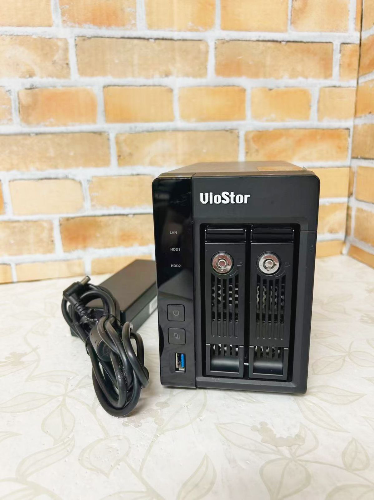 YM0507★中古現状品★QNAP NAS/NVR VS-2104 Pro+ HDD無し 動作品 ACアダプター付 HDDマウンター付 鍵欠品