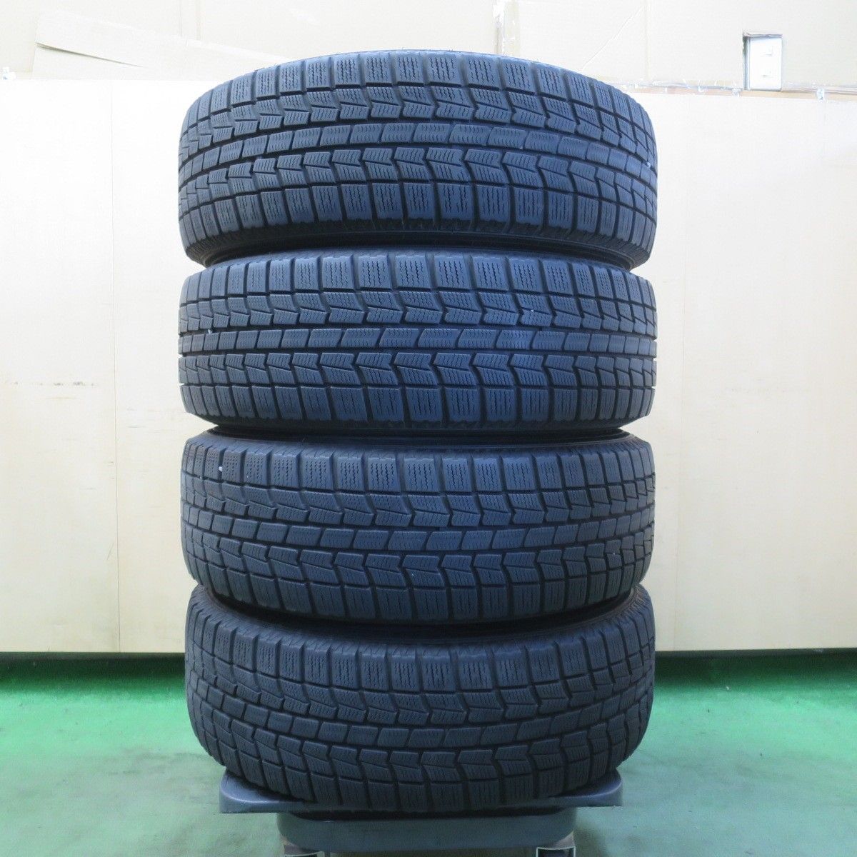 バリ溝！8.5分☆プリウス 等 195/65R15 スタッドレス オートバックス 