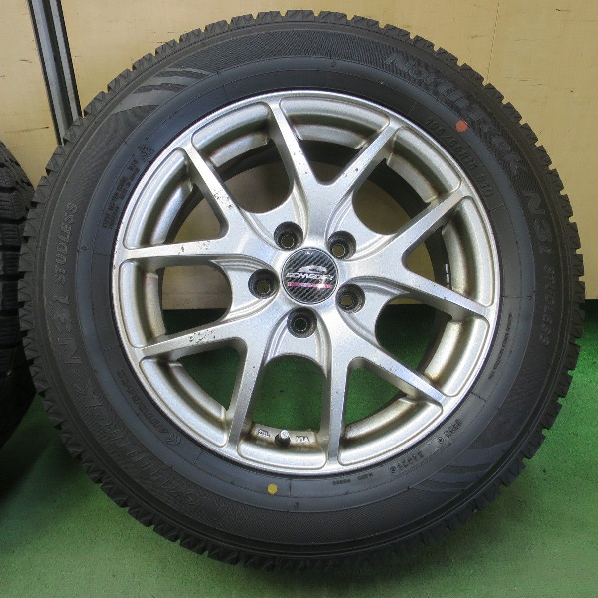 バリ溝！8.5分☆プリウス 等 195/65R15 スタッドレス オートバックス 