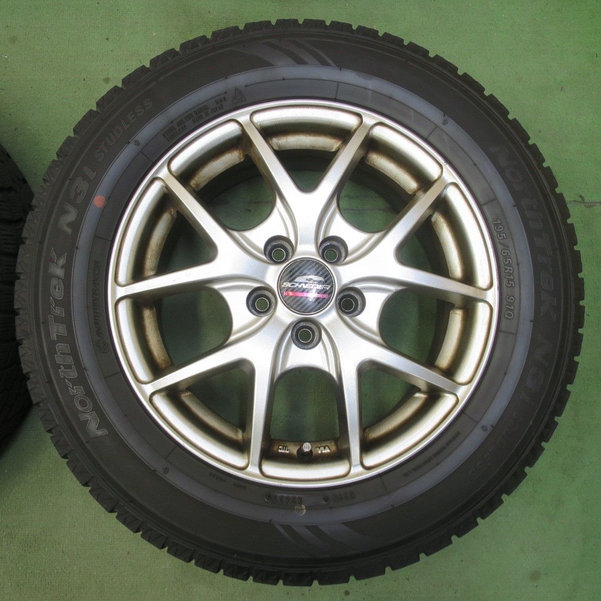 バリ溝！8.5分☆プリウス 等 195/65R15 スタッドレス オートバックス 