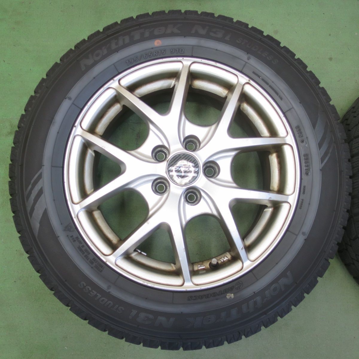 バリ溝！8.5分☆プリウス 等 195/65R15 スタッドレス オートバックス 