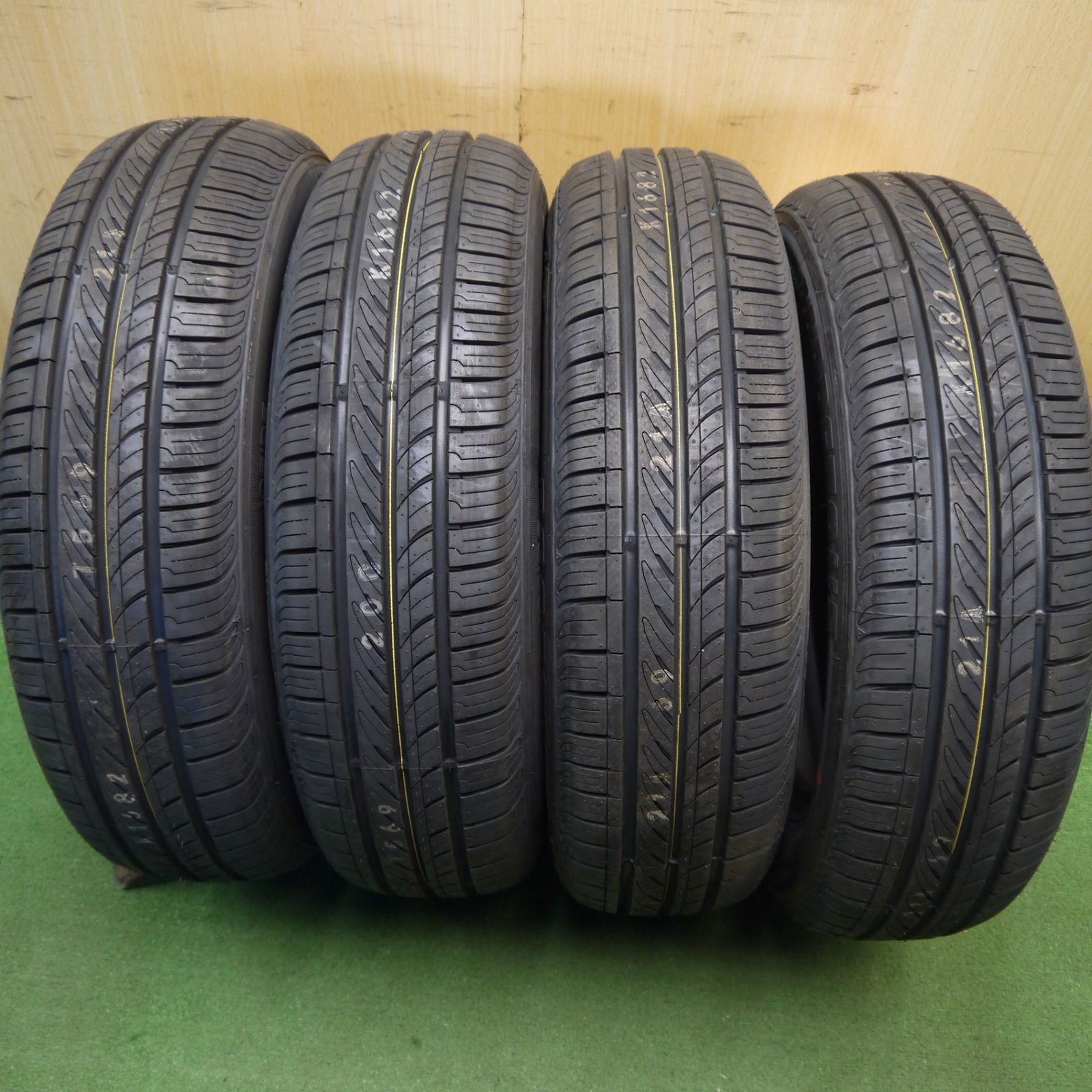 未使用！25年★175/65R15 ロードストーン EUROVIS HP02 タイヤ 15インチ ヤリス アクア スイフト スペイド 等★6050811Hノタ