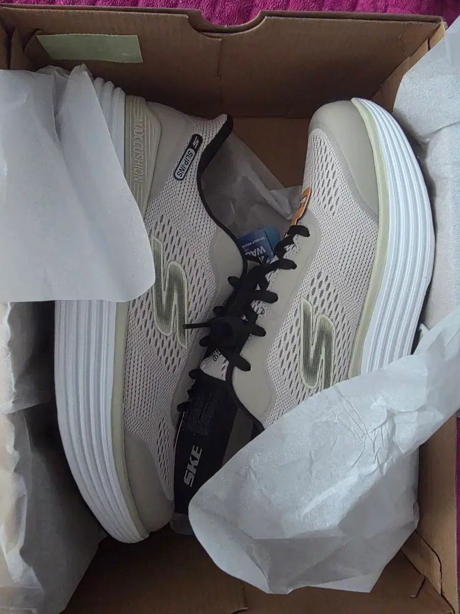 SKECHERS スケッチャーズ マックスクッショニング スリッポン スニーカー 新品