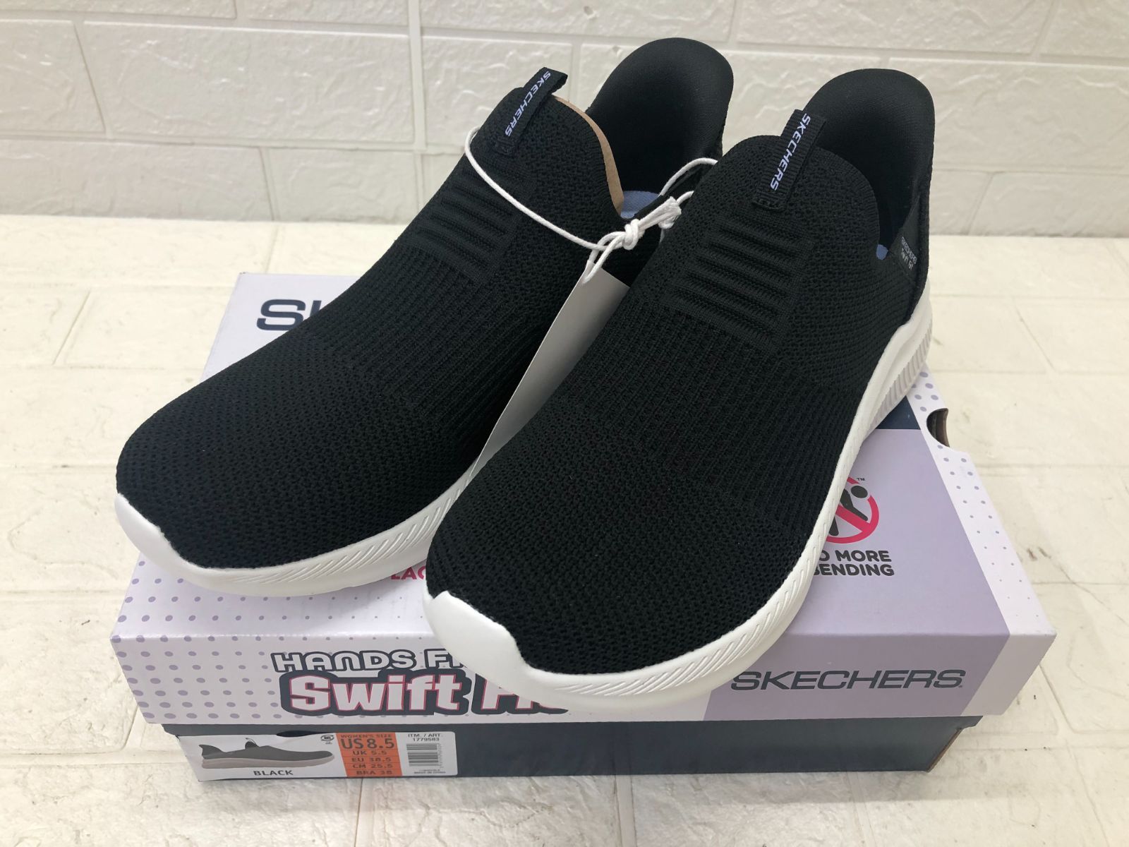 B）Skechers スケッチャーズ レディース スウィフト フィット コントゥーリスト ブラック 25.5cm