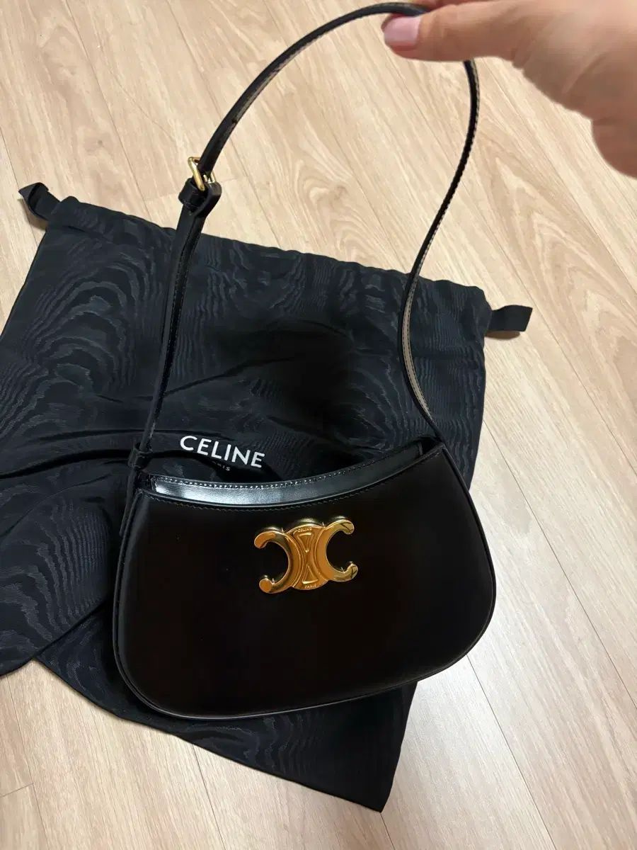 セリーヌ トリオンフ ティリーバッグ 160,127円