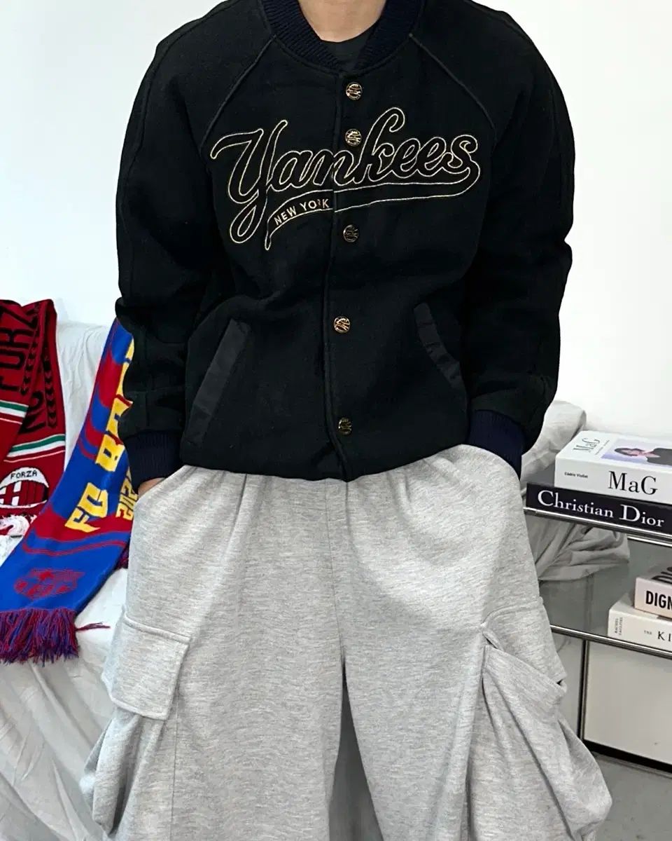 MLB NEW YORK YANKEES ブラック スタジャン アウター M