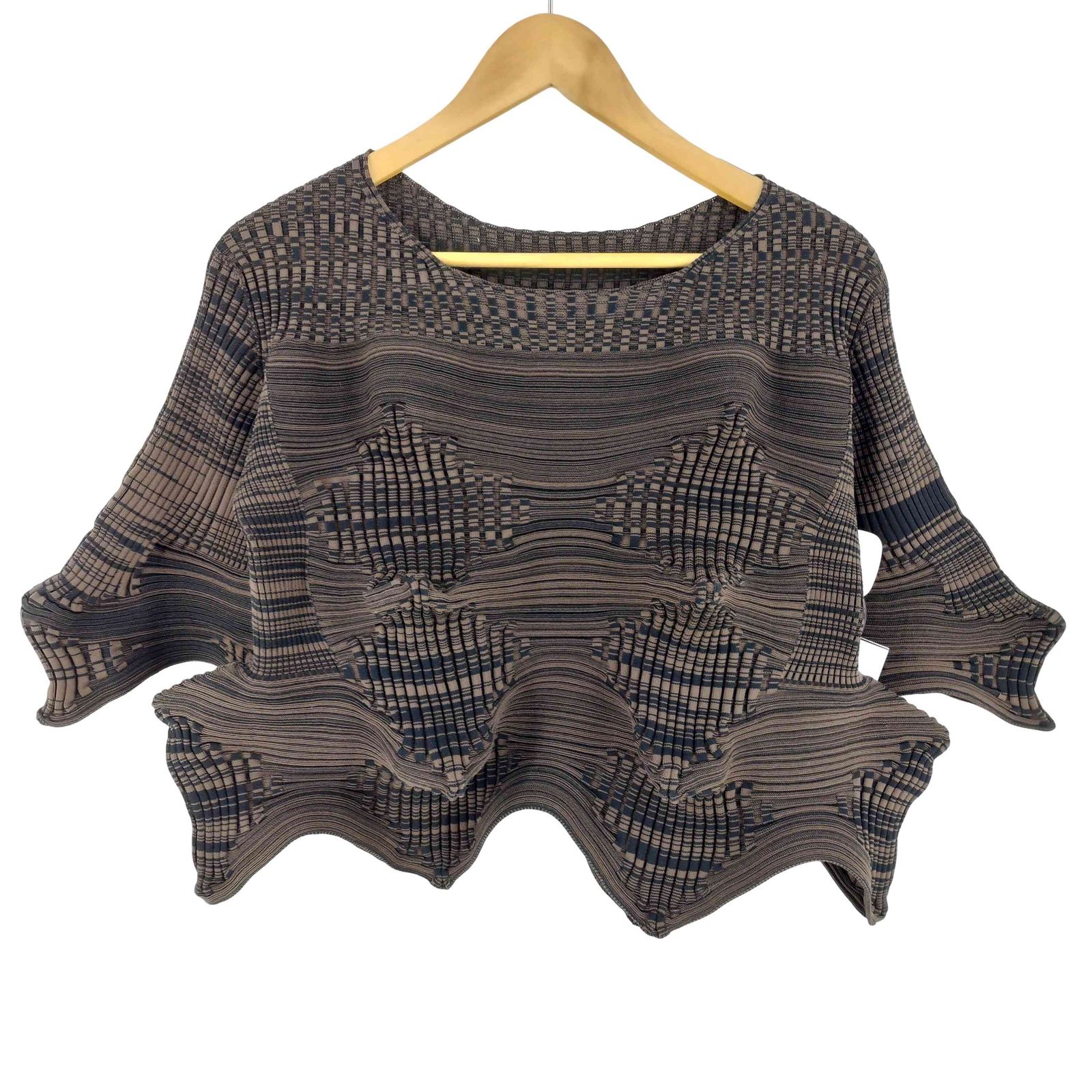 イッセイミヤケ ISSEY MIYAKE KONEKONEライン 3D 変形ニット