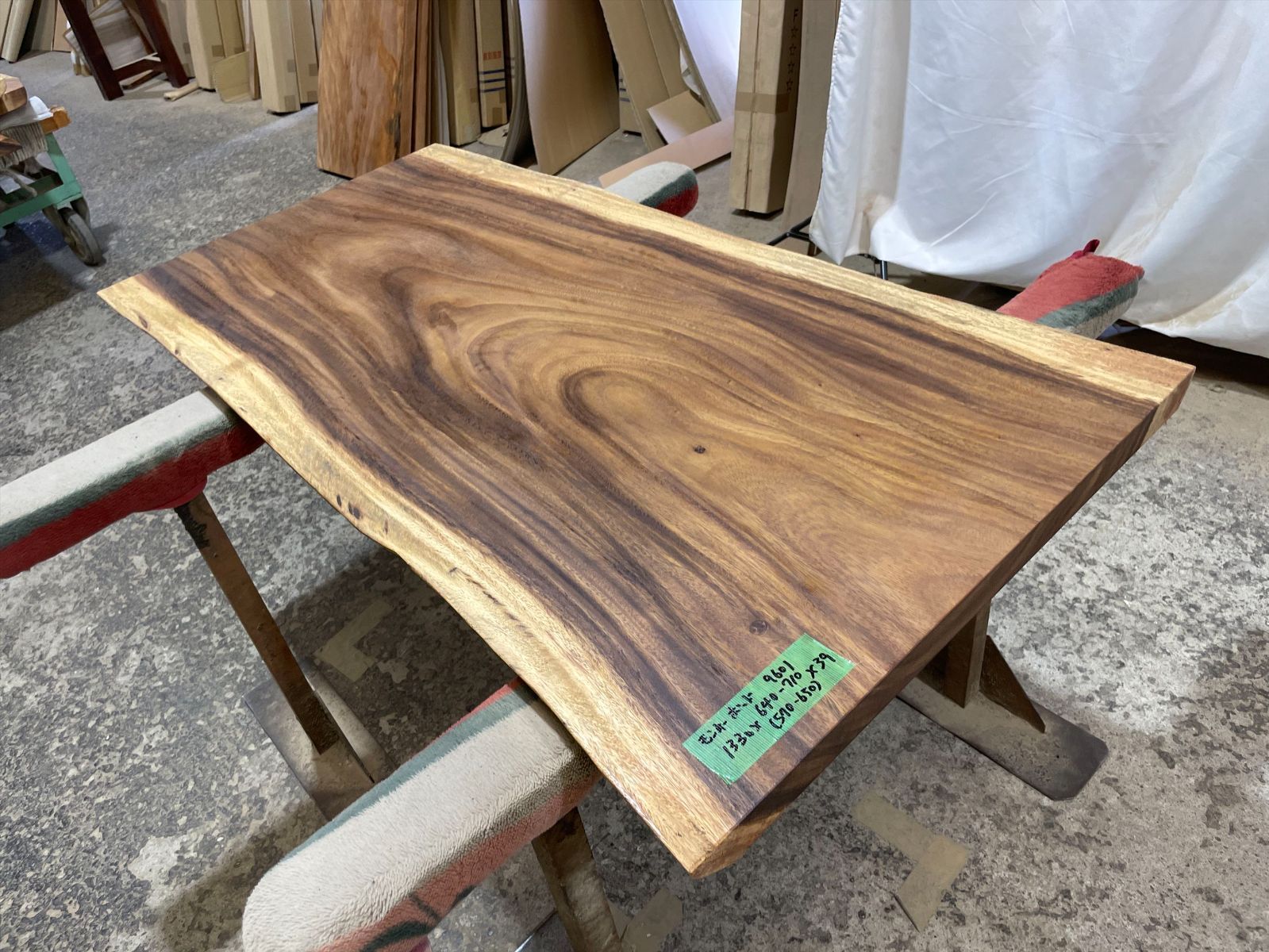 モンキーポッド9601　一枚板無垢 乾燥材　1330ｘ640-710ｘ39mm カウンター　センターテーブル　ダイニングテーブル