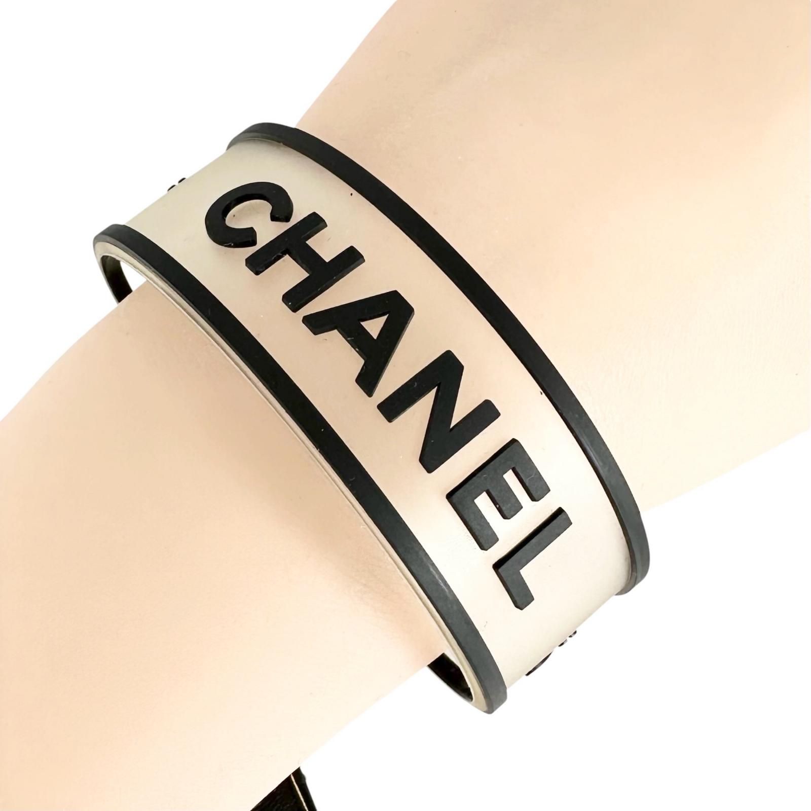 CHANEL ロゴ バングル ホワイト・ブラック CHANEL シャネル ロゴ ブレスレット ラバー ホワイト/ブラック【中古