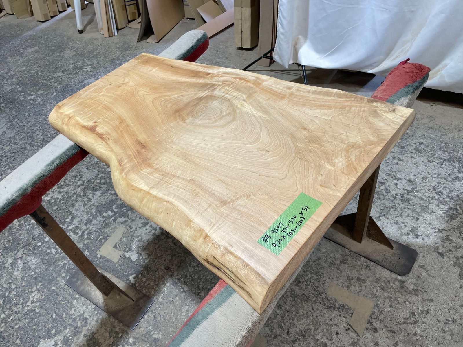 トチ9597　トチの木　一枚板無垢 乾燥材　930x370-530x51mm カウンター　棚　テレビ台　カウンター　センターテーブル　窓台 　橡　栃