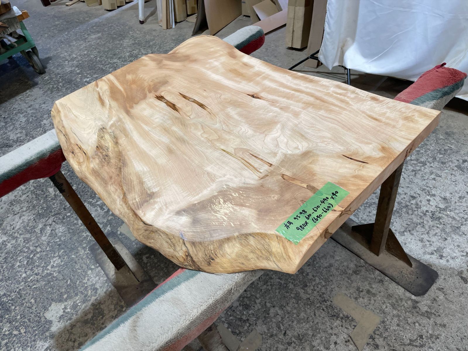 トチ9598　トチの木　一枚板無垢 乾燥材　980x610-630-490x40mm テーブル　棚　テレビ台　カウンター　センターテーブル　窓台 　橡　栃