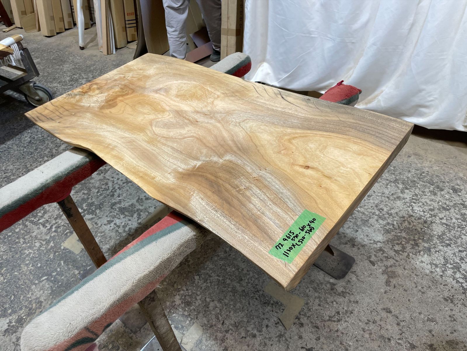 クス9615　楠　一枚板無垢材　1130x570-610x40mm ダイニングテーブル 　ローテーブル　センターテーブル　天板　樟　くすのき