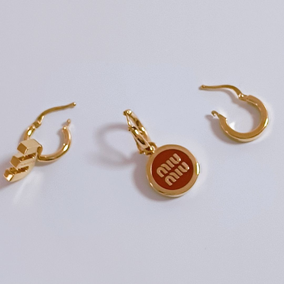 新品未使用・ヨーロッパ輸入品】MIU MIU エナメルメタル ピアスセット 