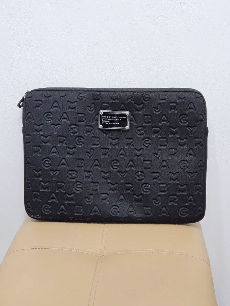 Marc Jacobs(マーク ジェイコブス) ネオプレン ノートパソコン ポーチ ブラック