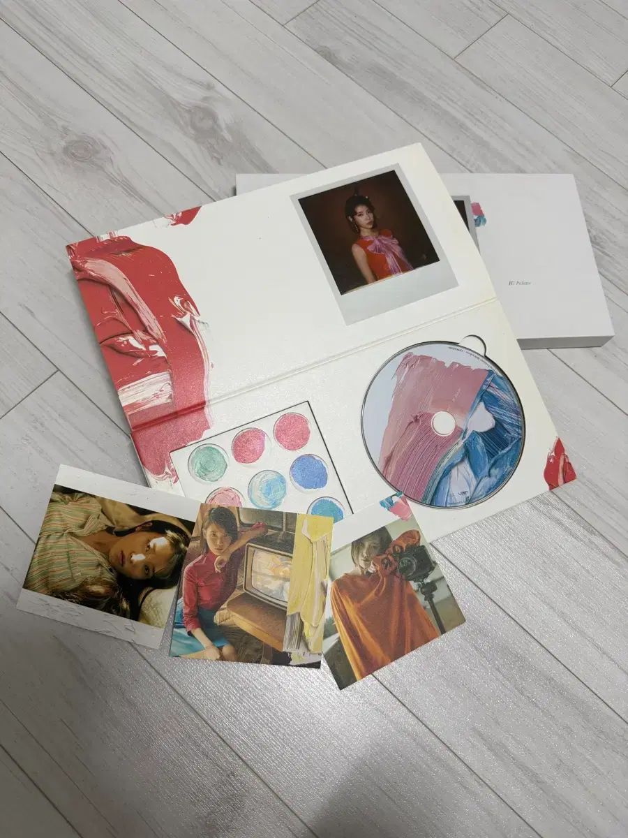 IU パレット アルバム (トレカ3枚 CD あり)