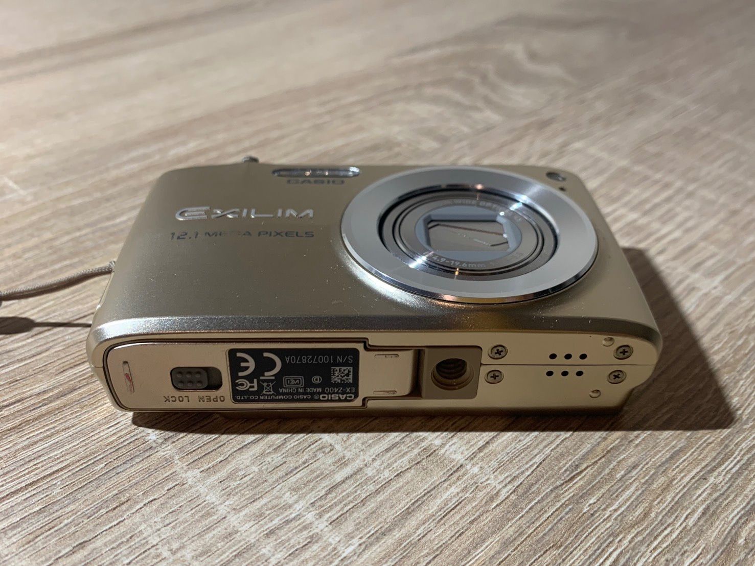 0879 Casio EXILIM EX-Z400 ゴールド デジカメ 動作確認済み 【宅